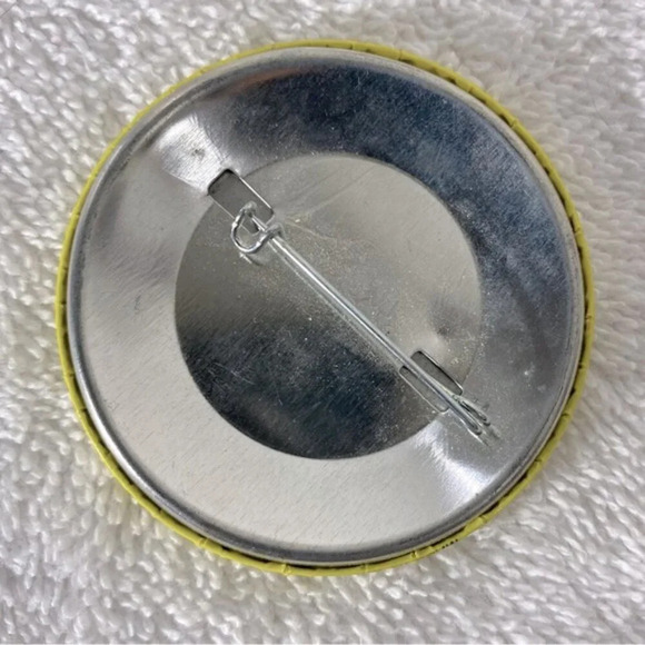 Vintage West Edmonton Mall  World Waterpark Yellow Get Set To Get Wet Pin - Picture 5 of 6